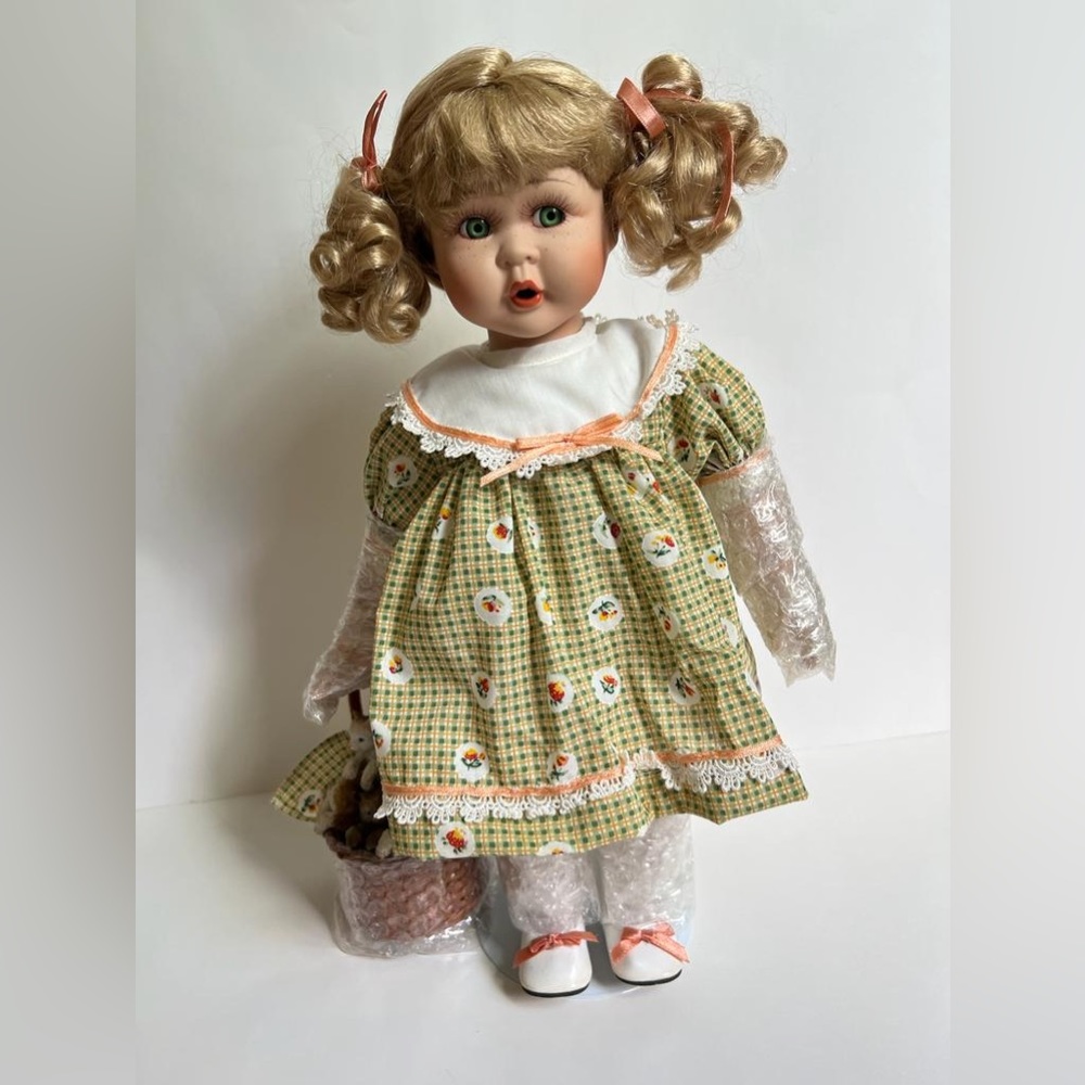 NWOT Porcelain Collectible Doll with kittens for‎ Decorative Purposes Only - Picture 3 of 7
